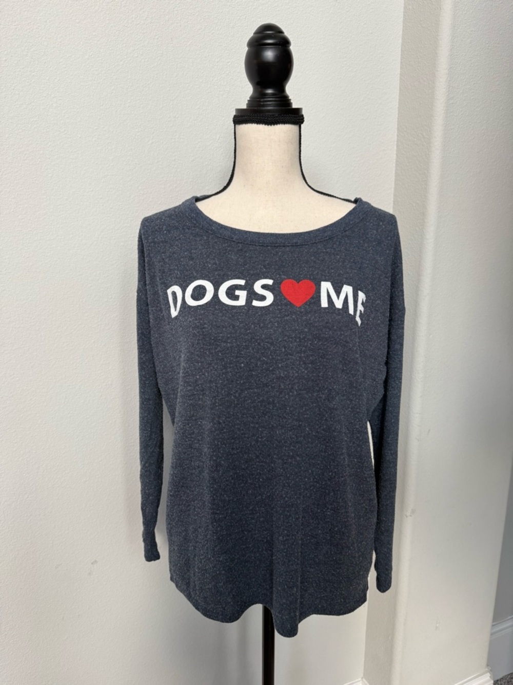 Chaser Women's Navy Blue 'DOGS ♥ ME' Sweatshirt